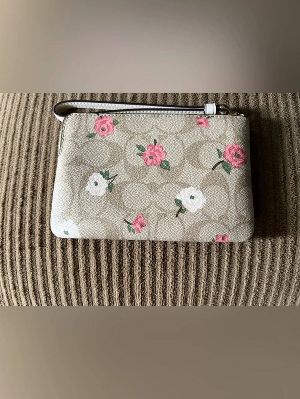 Coach Corner Zip Wristlet Light Khaki Chalk Multi Floral. NWT